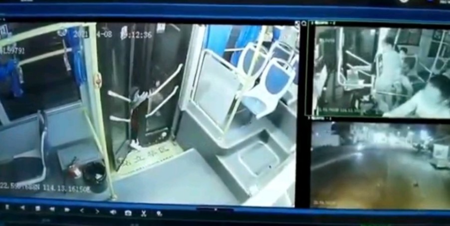 Κίνα: «Παγιδεύτηκε» στις κλειστές πόρτες λεωφορείου και σύρθηκε στο δρόμο  (βίντεο)